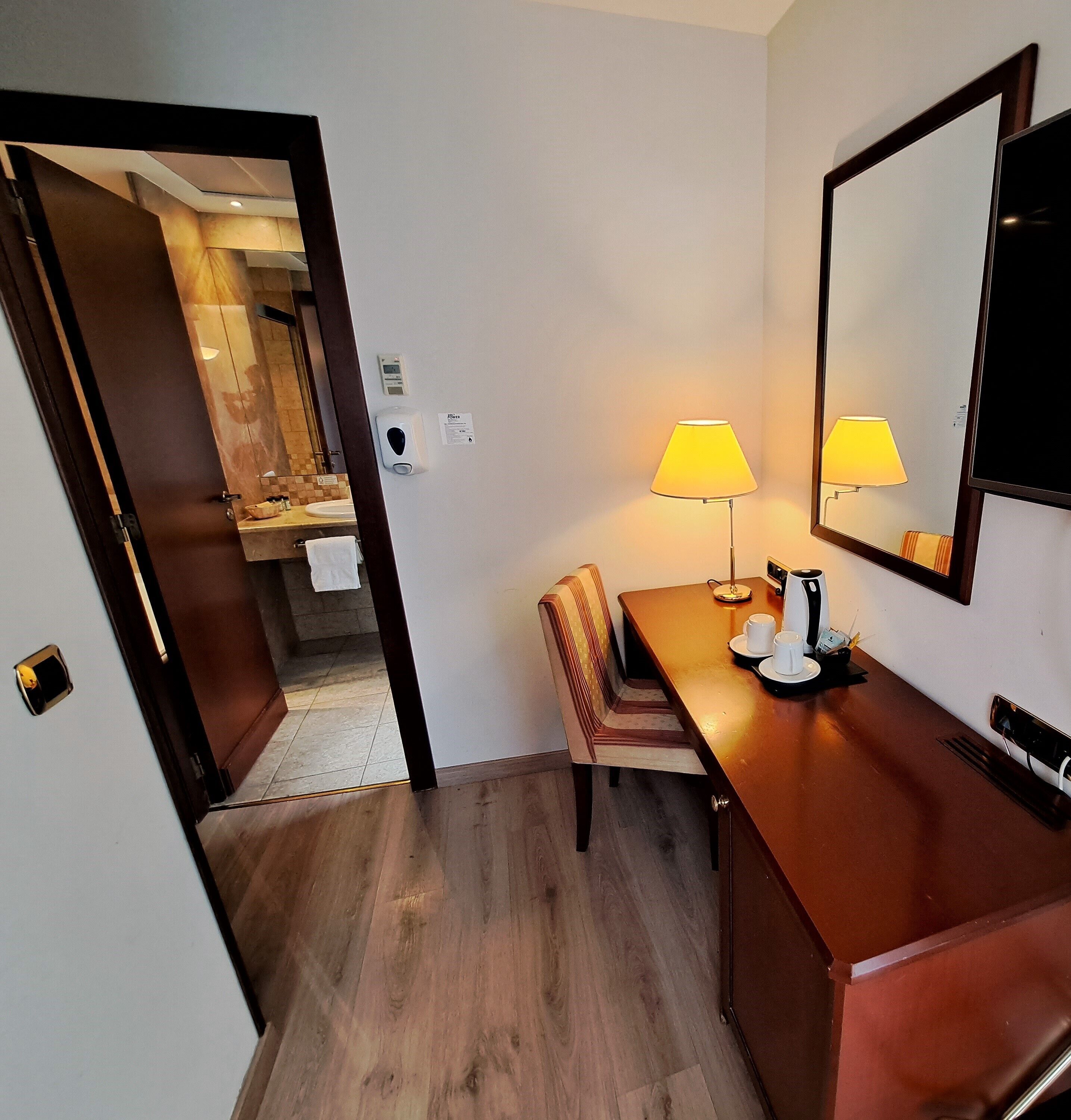 Minibar, Zimmersafe, Schreibtisch, laptopgeeigneter Arbeitsplatz