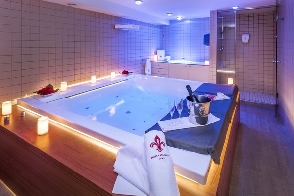 Sauna, bañera de hidromasaje, fuentes de agua termal o mineral