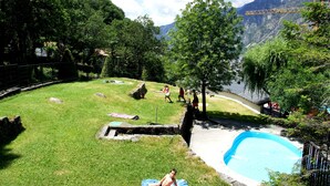 Zona de piscina con vistas a una montaña y un puente.