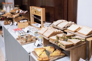 Se ofrece un desayuno bufé todos los días (por un coste adicional)
