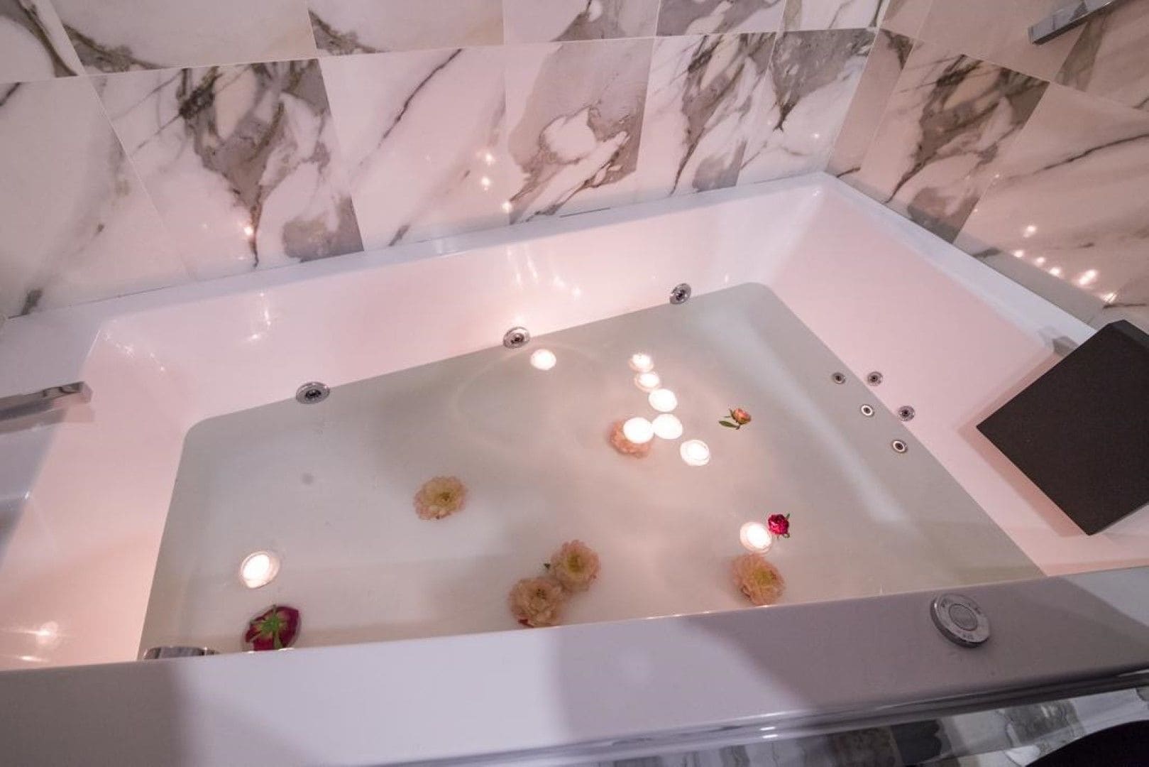 deluxe suite, bathtub | bathroom | hair dryer, bidet, towels