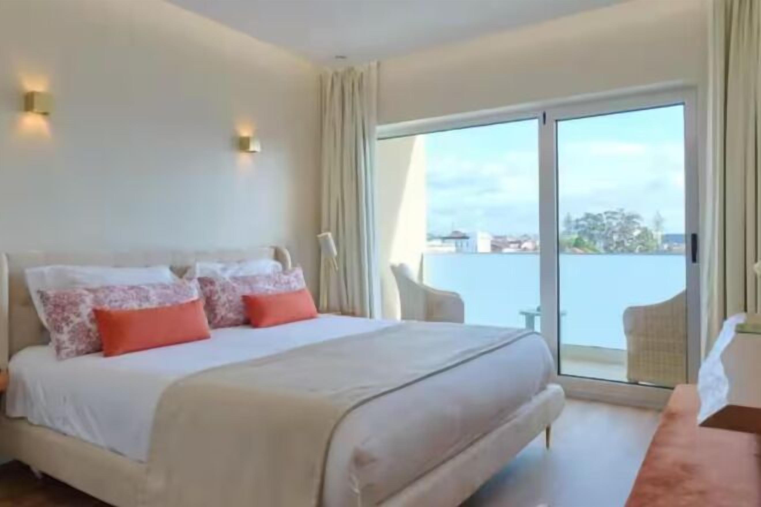 Minibar, caja de seguridad en la habitación y escritorio 