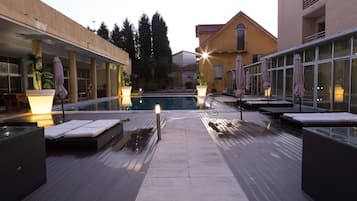 Innenpool, Außenpool, Liegestühle