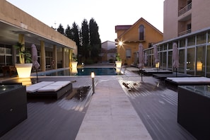 Indoor pool, outdoor pool, pool loungers - Hotel Ílhavo Plaza (Ilhavo)