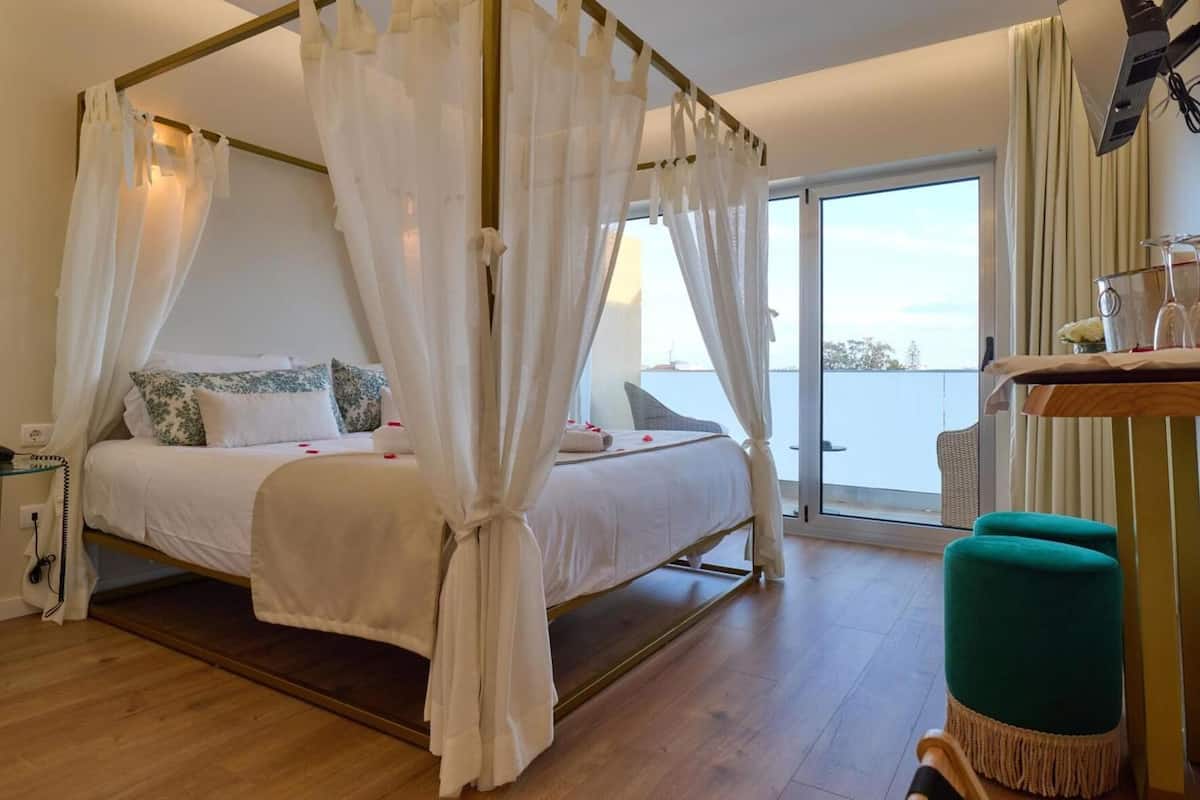 Een minibar, een kluis op de kamer, een bureau
