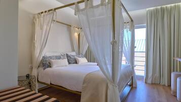 Minibar, in-room safe, desk, iron/ironing board