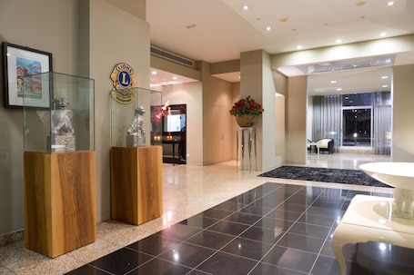 Mostrador para check-in y check-out. Hotel Ílhavo Plaza