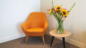 Premium-Zweibettzimmer | Zimmersafe, Schreibtisch, laptopgeeigneter Arbeitsplatz