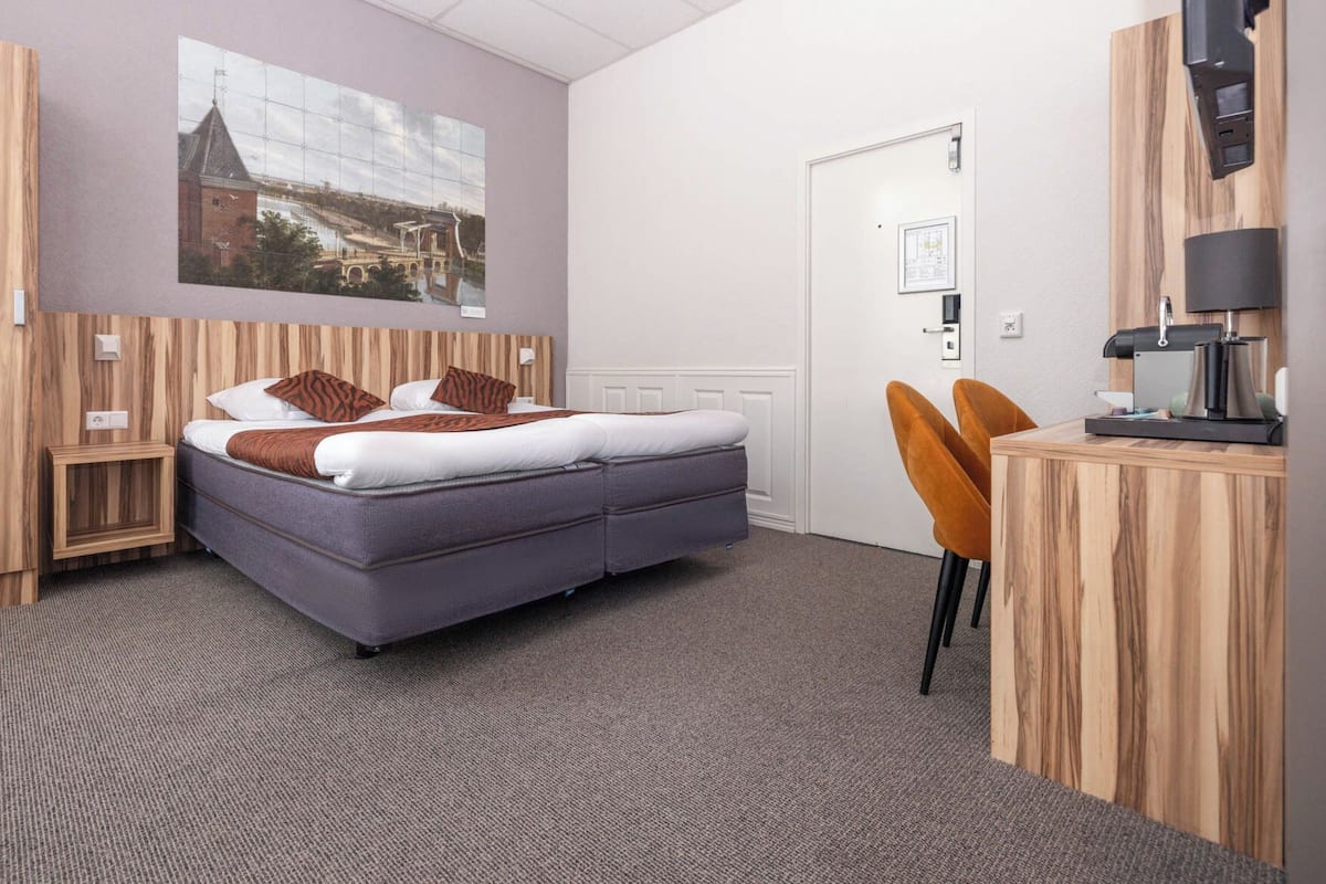 Standard Twin Room | In-room safe, desk, laptop workspace, blackout drapes