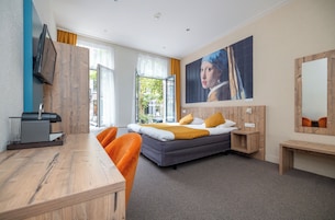 Premium-Zweibettzimmer | Zimmersafe, Schreibtisch, laptopgeeigneter Arbeitsplatz