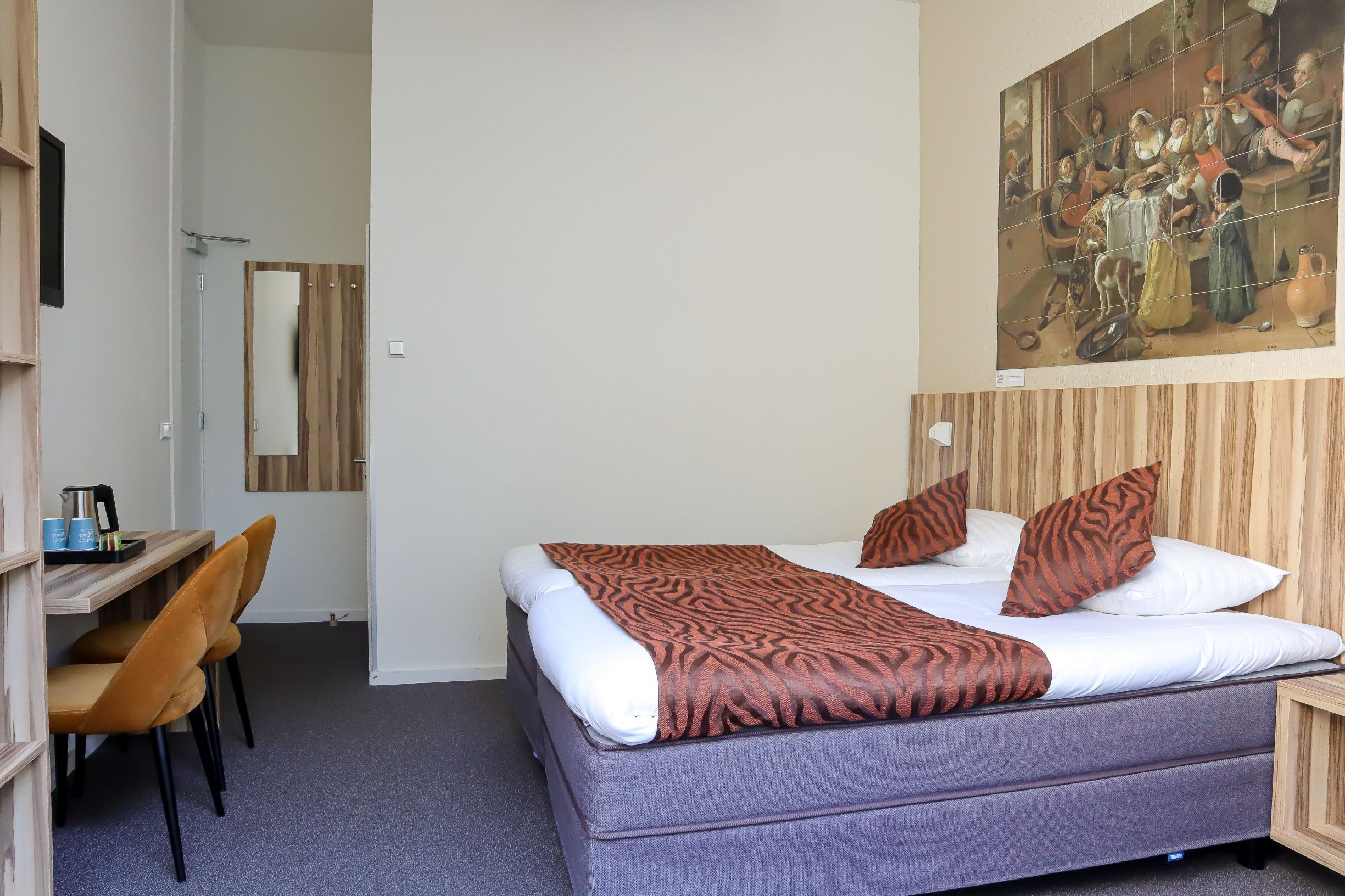 舒适双床房 | 客房内保险箱、办公桌、笔记本电脑工作区、遮光窗帘