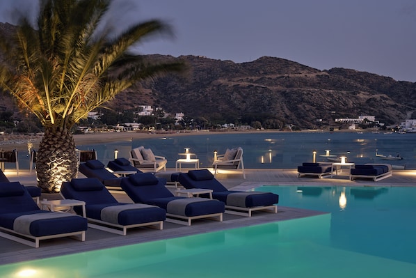 Seasonal outdoor pool, pool umbrellas, sun loungers