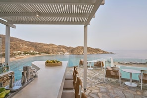 Poolside bar - Ios Palace Hotel & Spa (Ios)