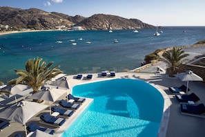 Seasonal outdoor pool, pool umbrellas, sun loungers - Ios Palace Hotel & Spa (Ios)