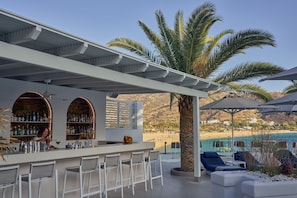 Bar junto a la piscina