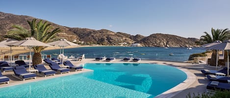 Außenpool (je nach Saison geöffnet), Sonnenschirme, Liegestühle