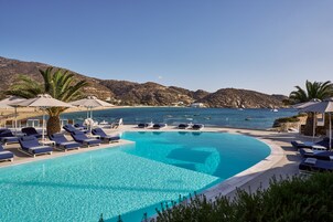 Una piscina al aire libre de temporada, sombrillas