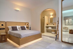 Suite familiare, piscina privata, vista mare | Biancheria da letto di alta qualità, minibar, una cassaforte in camera