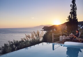 Una piscina al aire libre de temporada, sombrillas