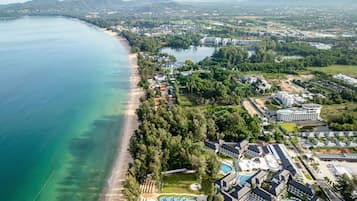 Praia particular, areia branca, espreguiçadeiras, guarda-sóis