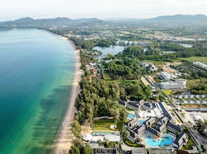 Playa privada, playa de arena blanca, camastros y sombrillas