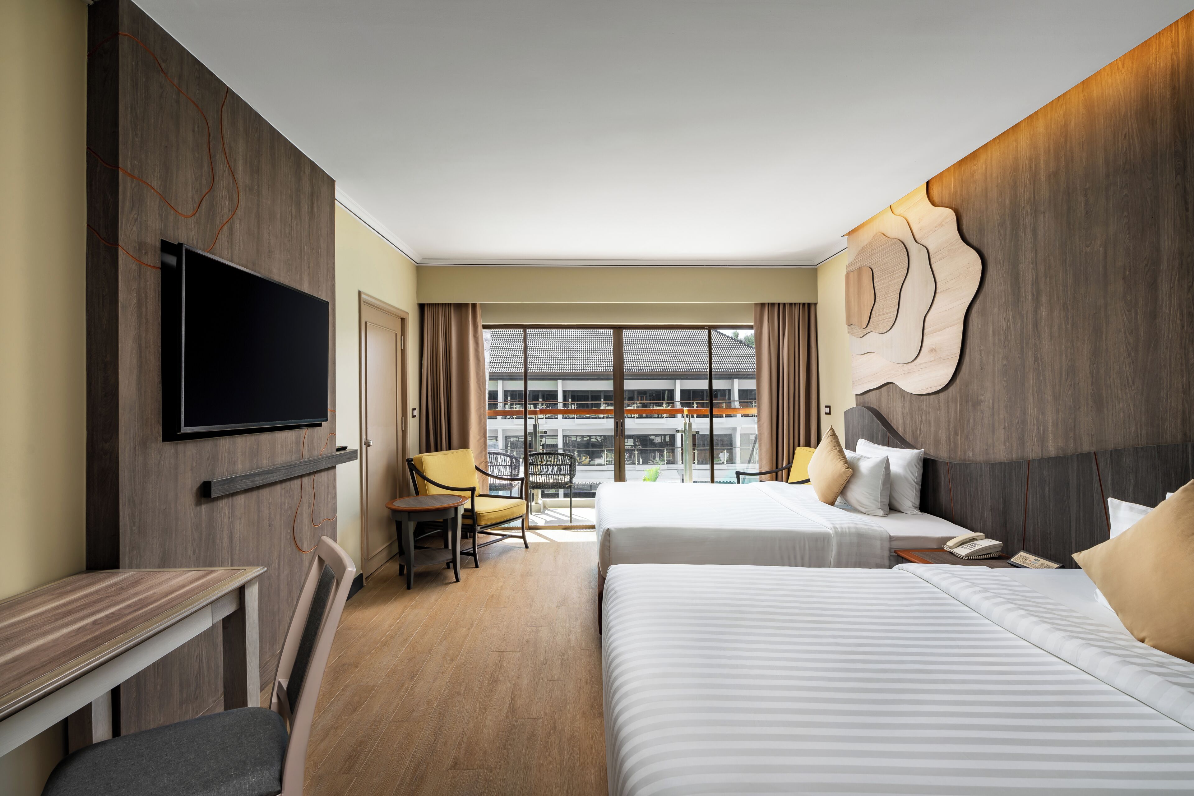 Minibar, coffres-forts dans les chambres, bureau, Wi-Fi gratuit