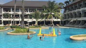 4 outdoor pools, sun loungers