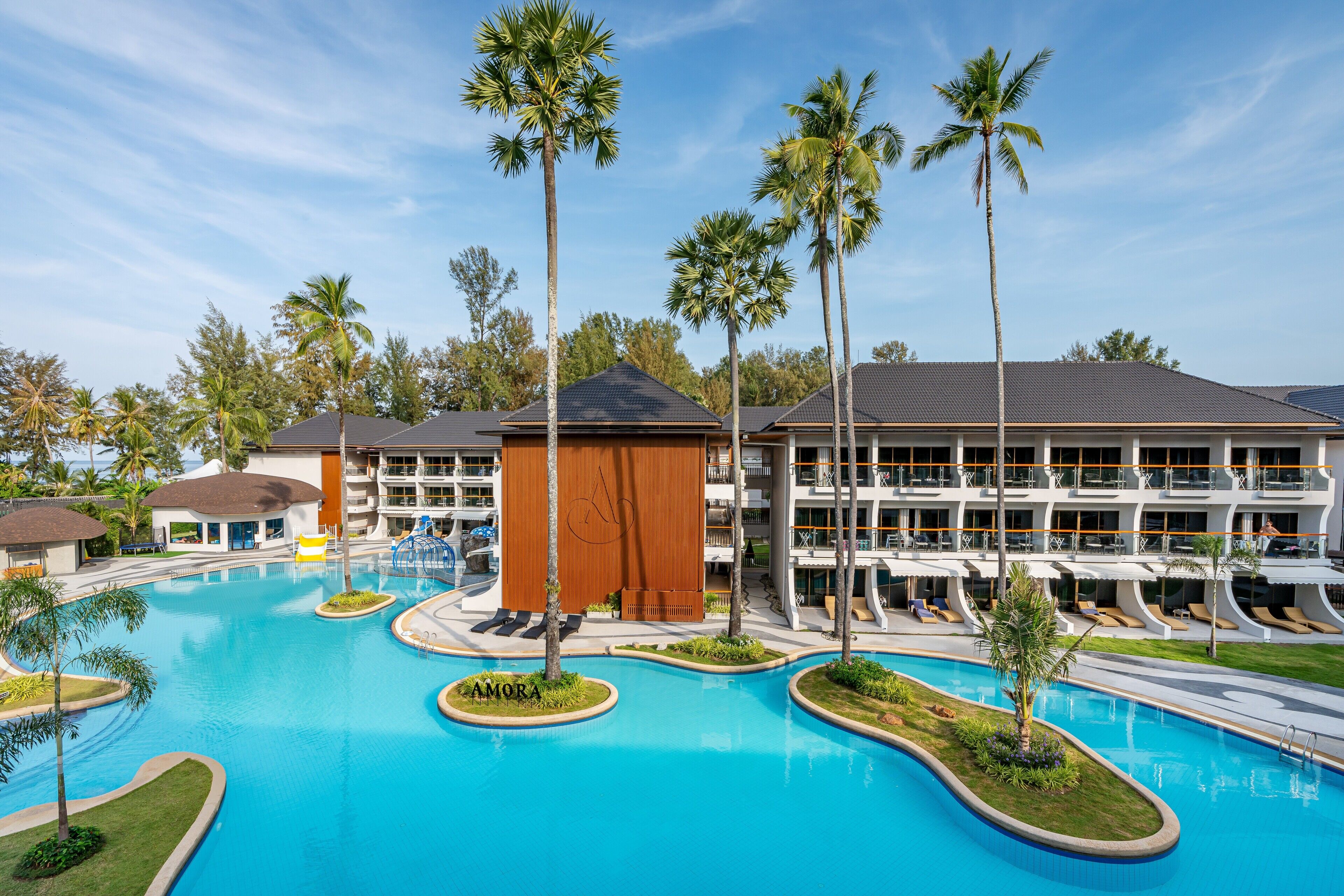 4 outdoor pools, sun loungers