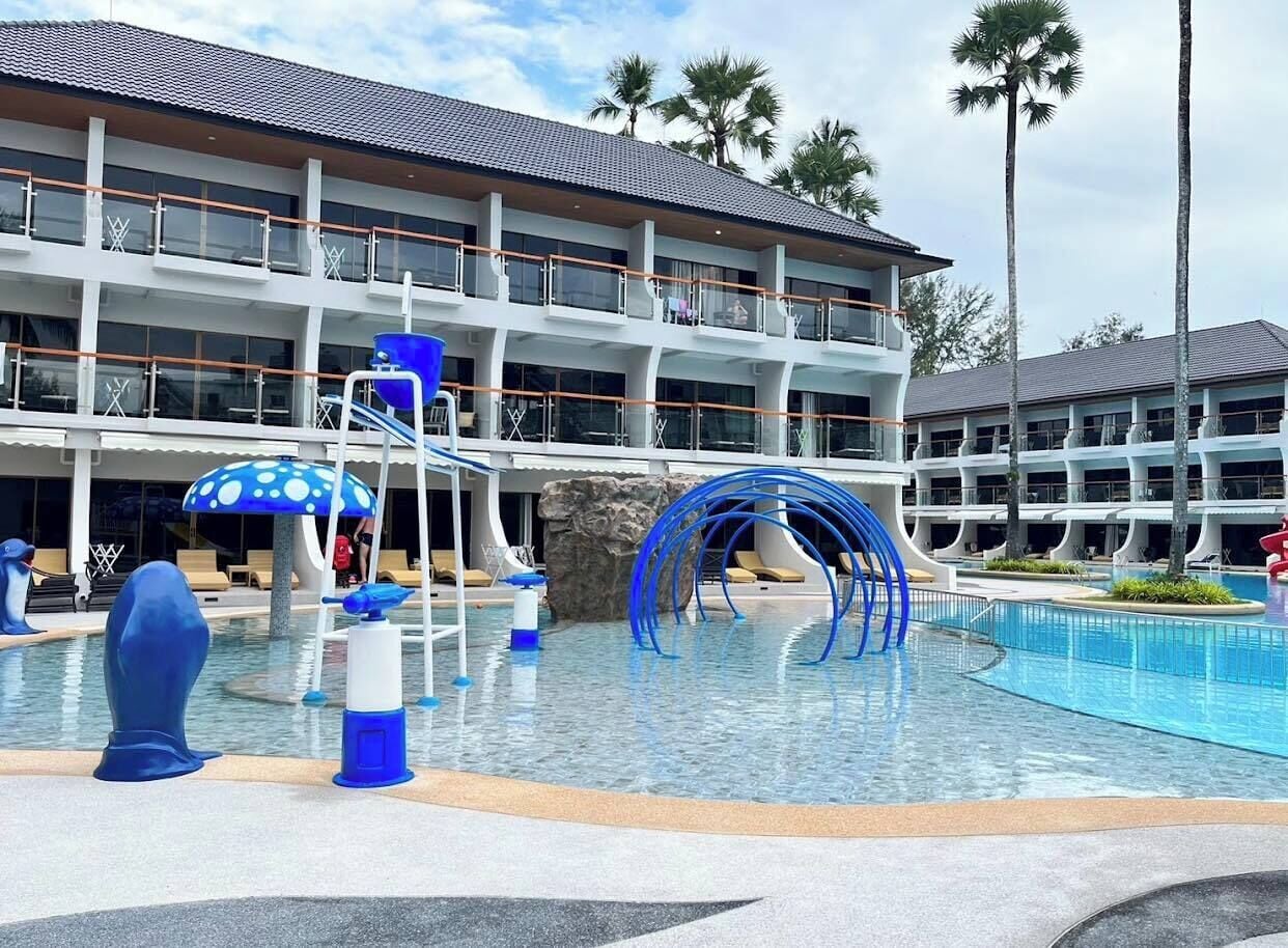 4 outdoor pools, pool loungers