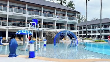 4 outdoor pools, pool loungers