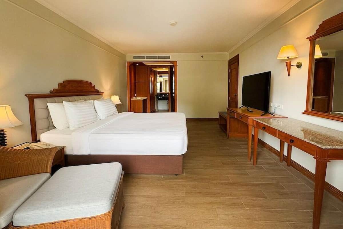 Minibar, in-room safe, desk, free WiFi