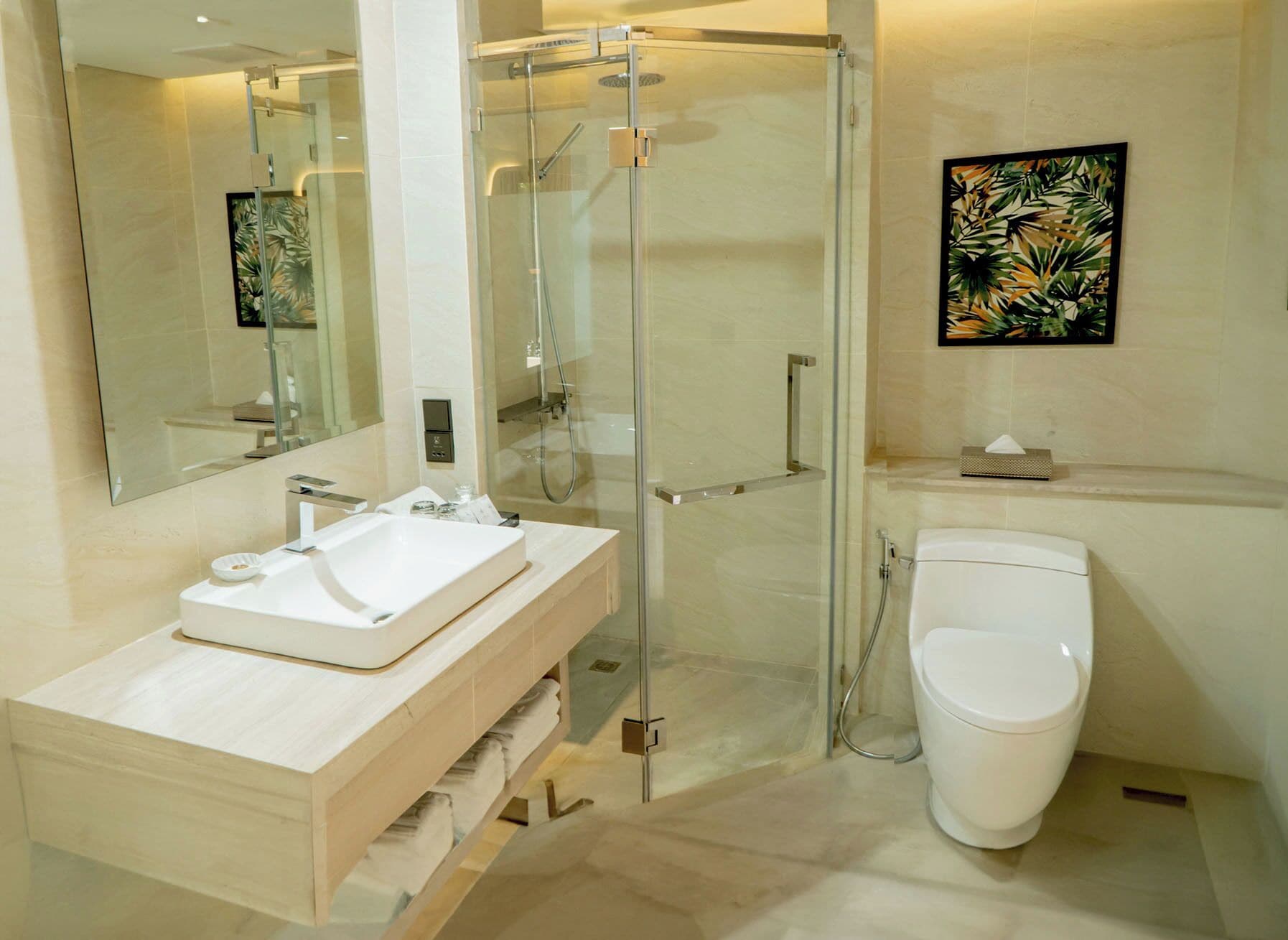 Badewanne und Dusche (separat), kostenlose Toilettenartikel