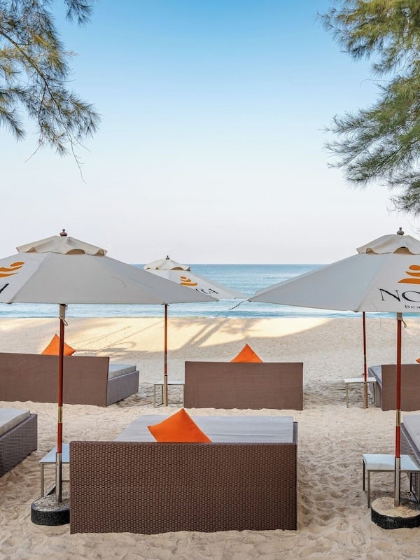Pantai persendirian, pasir putih, kerusi lepak pantai, payung