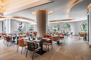 2 间餐厅，供应早餐、午餐和晚餐，国际美食