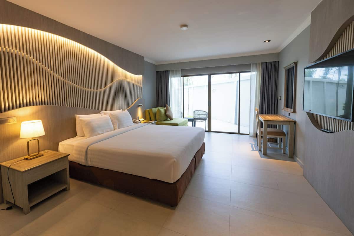 Minibar, coffres-forts dans les chambres, bureau, Wi-Fi gratuit