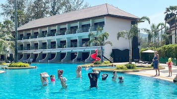 4 outdoor pools, sun loungers