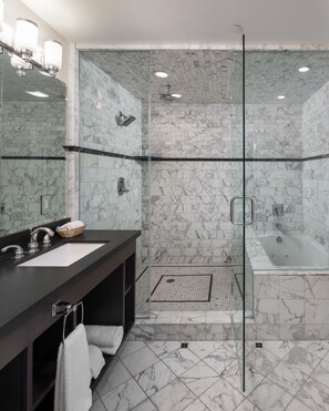 Amelia Earhart Suite | Bathroom | Free toiletries, towels, soap, shampoo