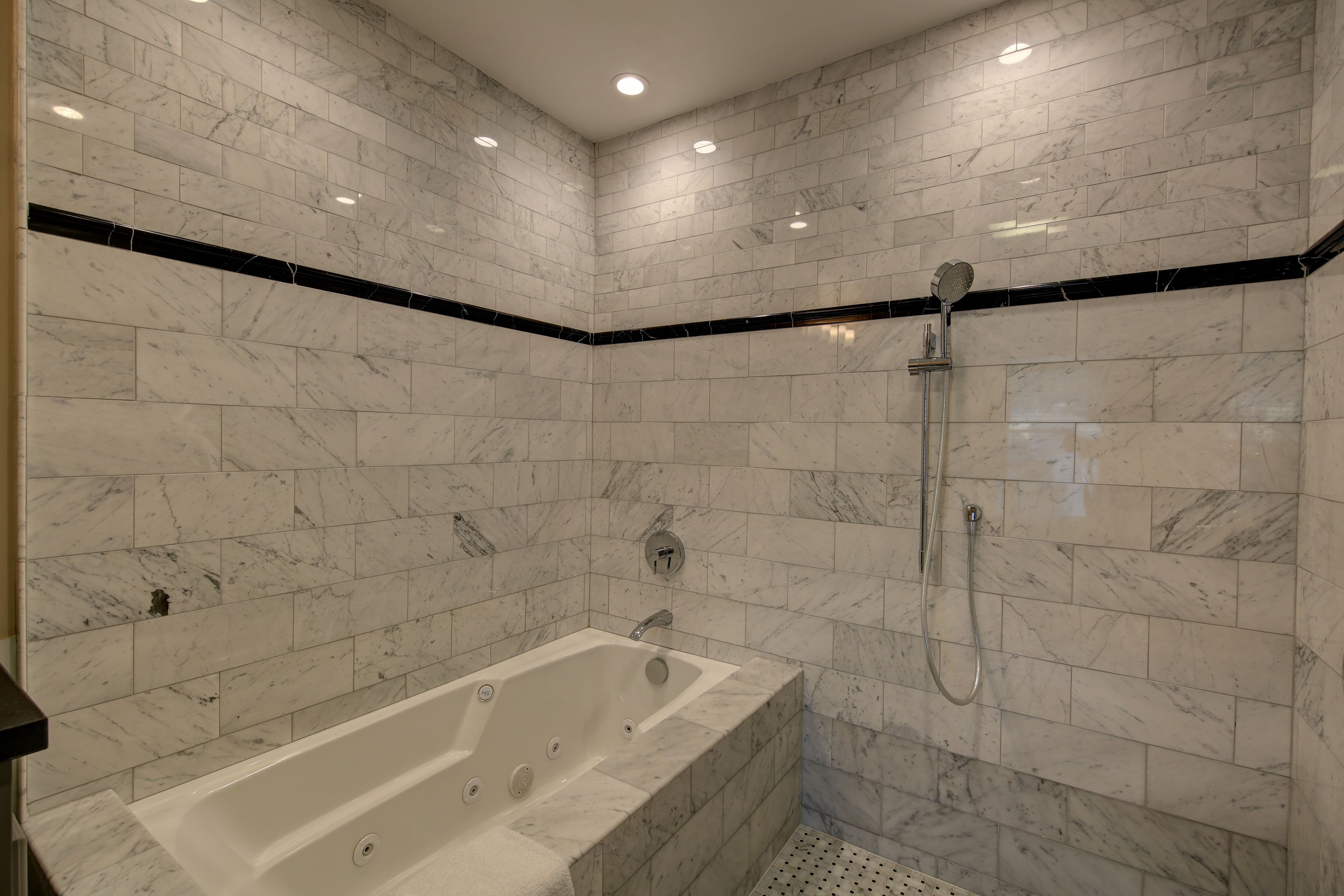 Clarke Gable Panoramic Penthouse Suite, complimentary Golf Cart | Badezimmer | Kostenlose Toilettenartikel, Handtücher, Seife, Shampoo