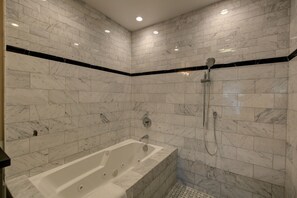 Panorama penthouse | Badkamer | Gratis toiletartikelen, handdoeken, zeep, shampoo