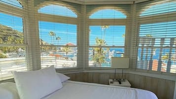 Cobertura panorâmica, 1 quarto, vista para o oceano | Ferros/tábuas de passar roupa, Wi-Fi de cortesia, roupa de cama