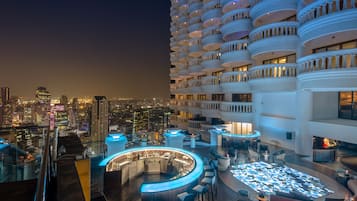 6 bars/lounges, rooftop bar