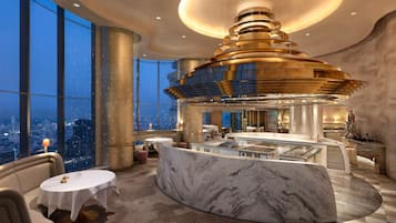 5 restaurants, dinner served, French cuisine