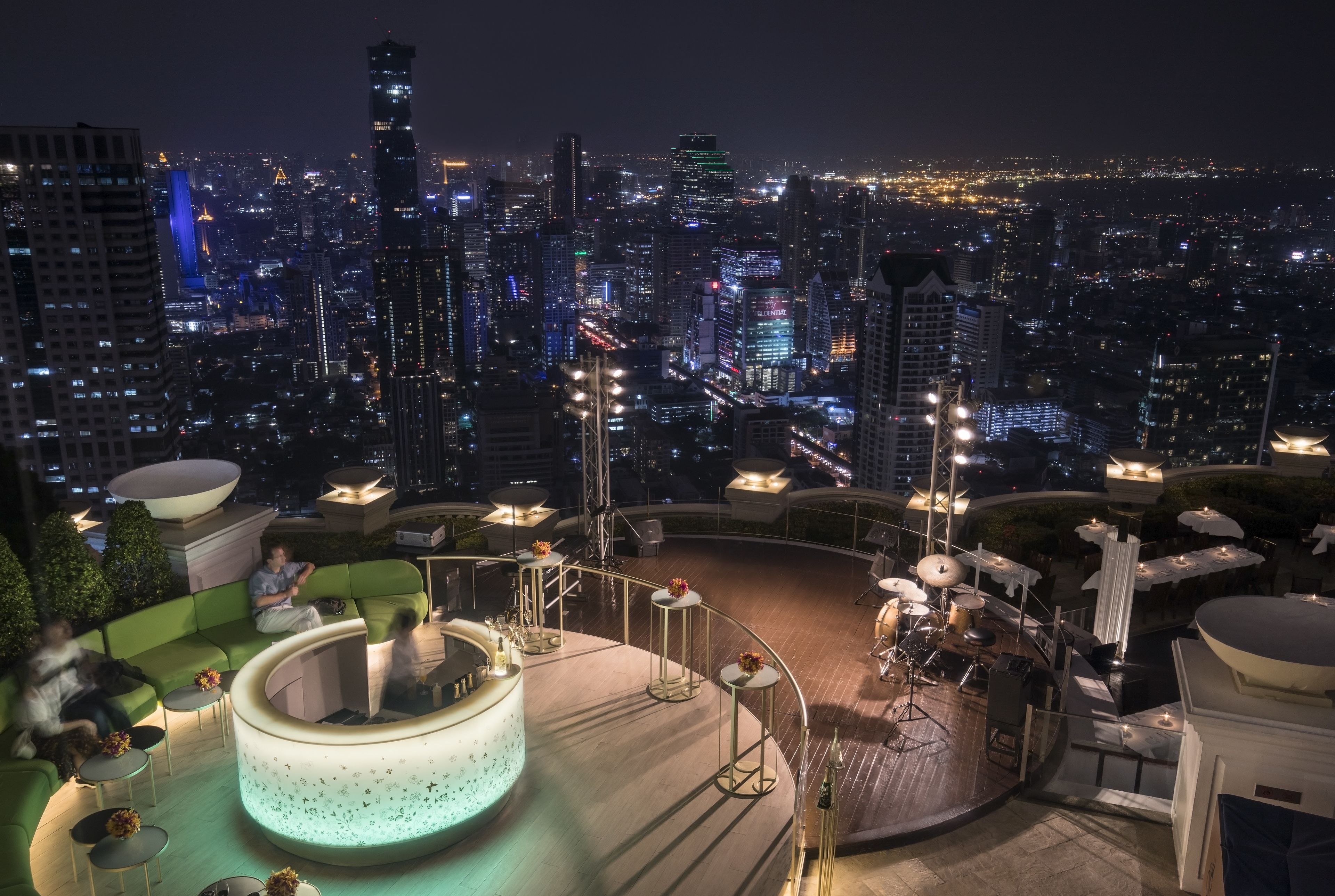 6 bars/lounges, rooftop bar