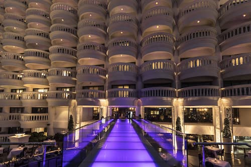 5 restaurants, dinner served, French cuisine