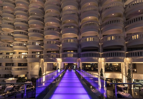 5 restaurants, dinner served, French cuisine. lebua at State Tower