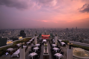 lebua Suite City View with Drink at Sky Bar | 1 soverom, sengetøy i egyptisk bomull og sengetøy av topp kvalitet