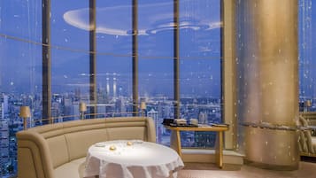 5 restaurants, dinner served, French cuisine