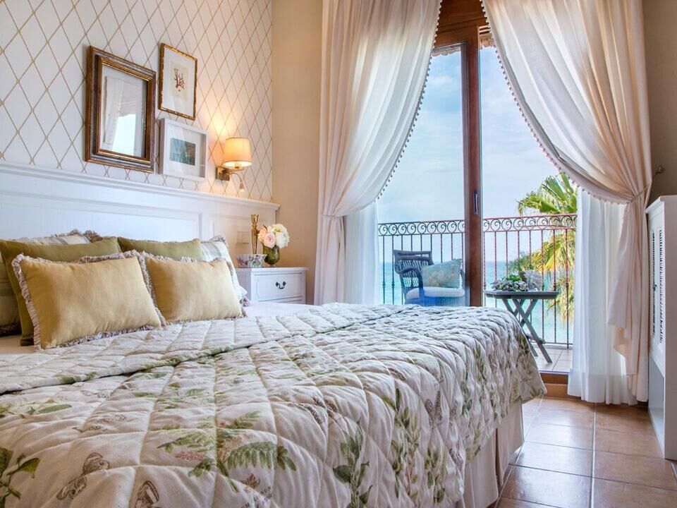 ميني بار وخزنة داخل الغرفة ومكتب ومساحة عمل للكمبيوتر المحمول