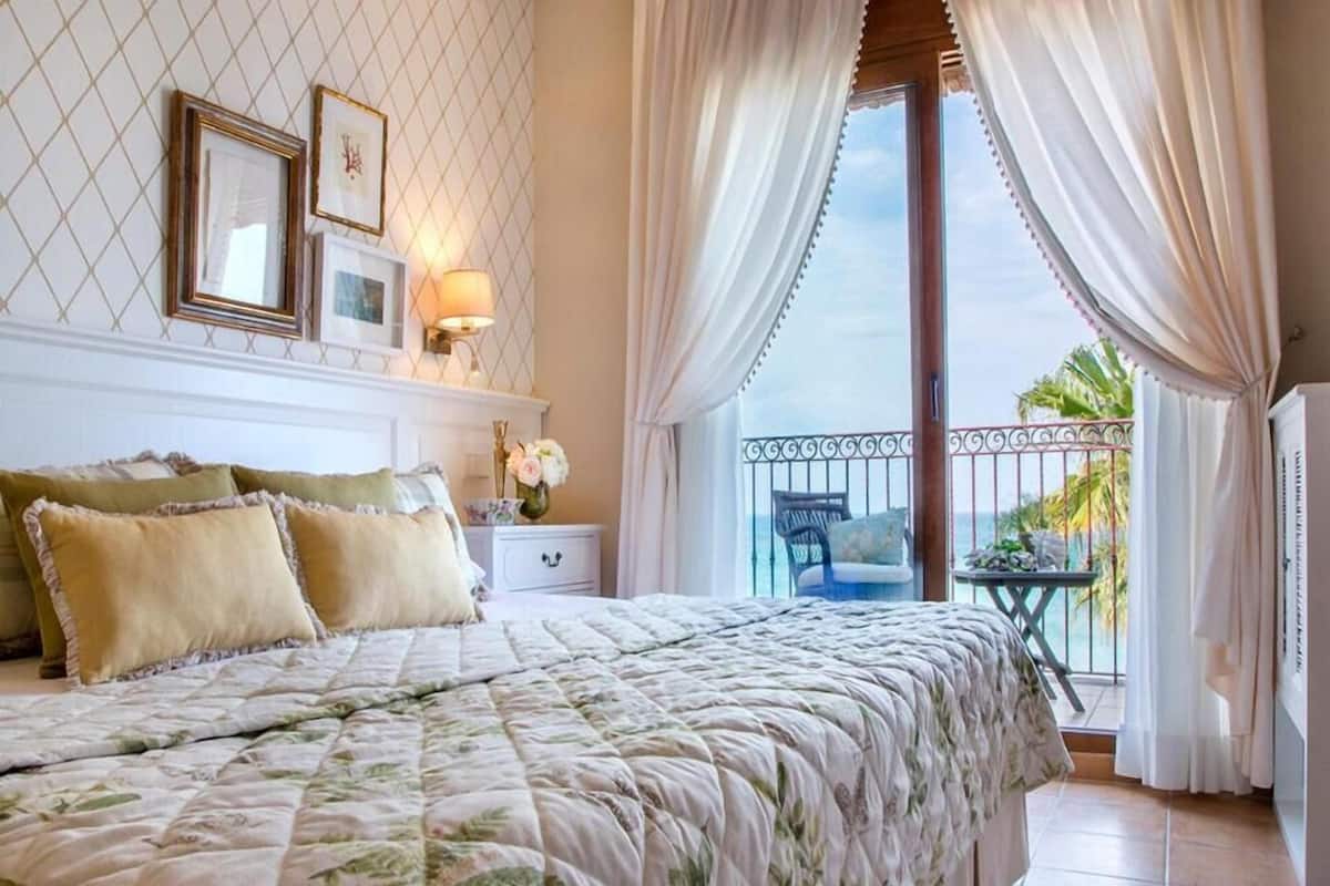 Minibar, värdeförvaringsskåp på rummet och skrivbord