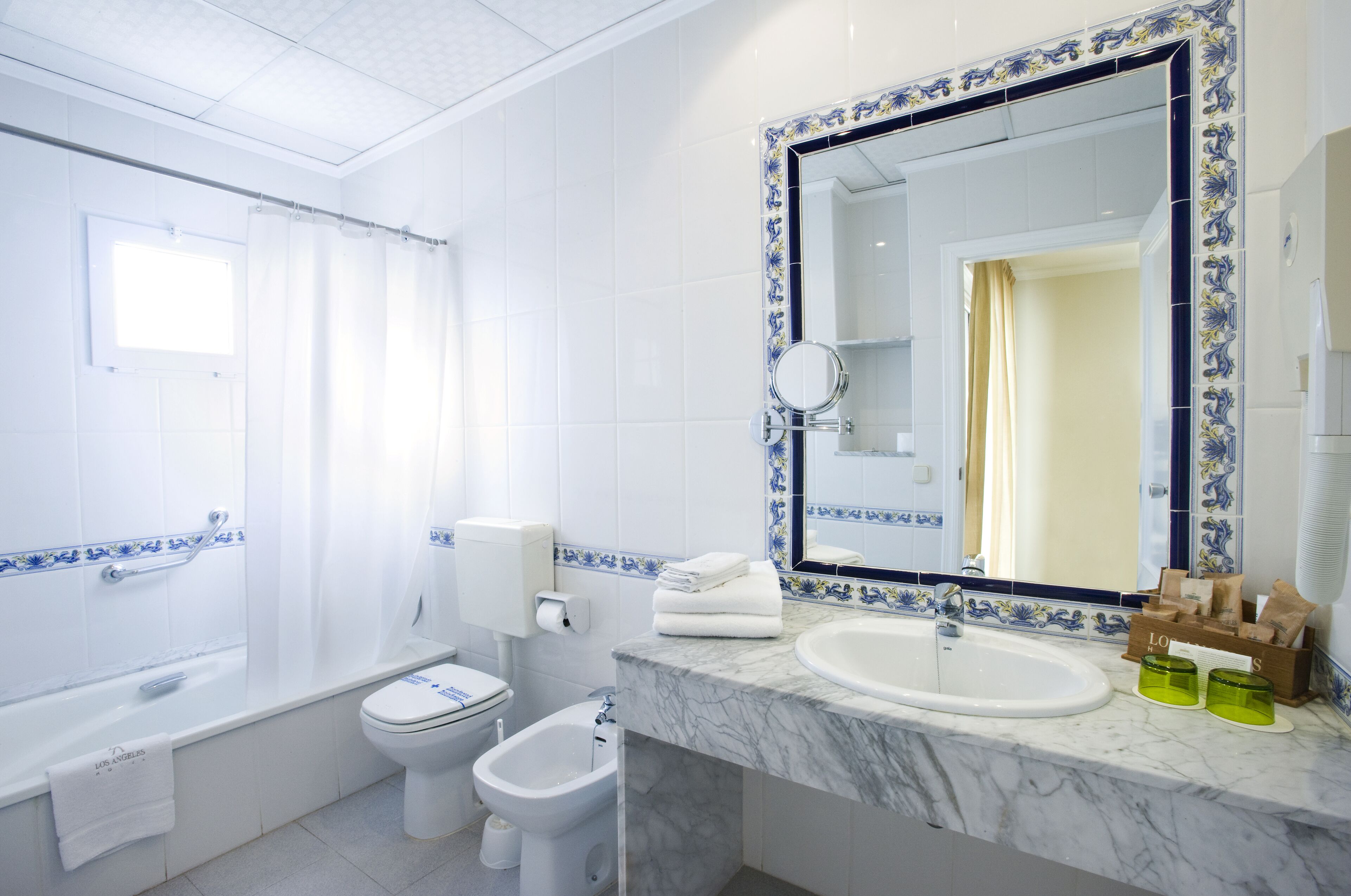 family room, mountain view | bathroom | free toiletries, hair dryer, bidet, towels